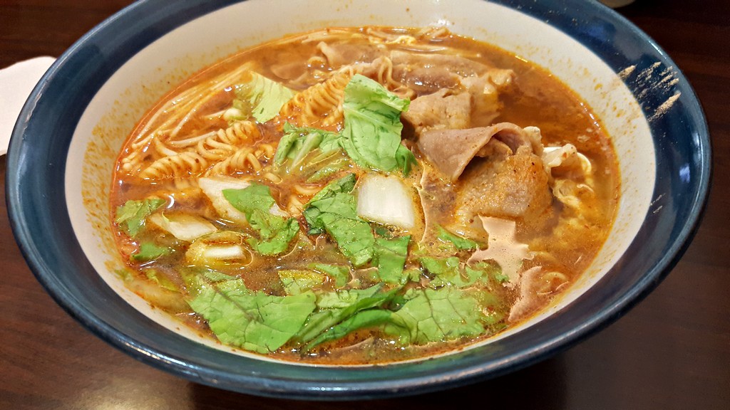 [食記]台北 赤峰街 三越麵館 好喝的麻辣湯頭 | 雞腿飯 | 好吃美食的八里人