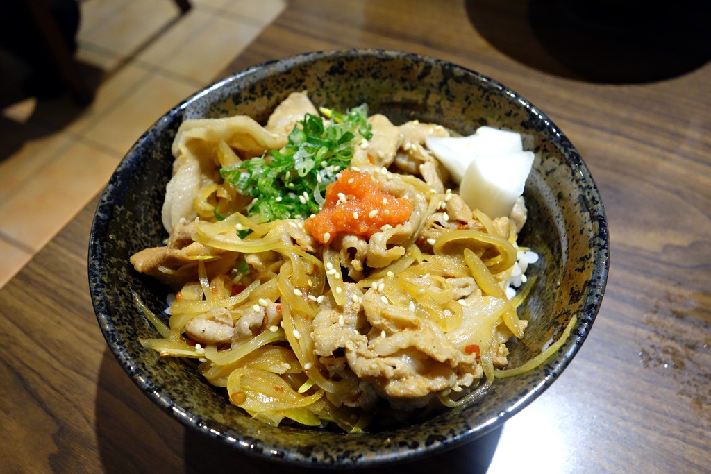 [食記]台北 中山 于丼屋-一百元附湯的好吃丼飯 捷運中山站上班族午餐地圖 | 日本料理 | 好吃美食的八里人