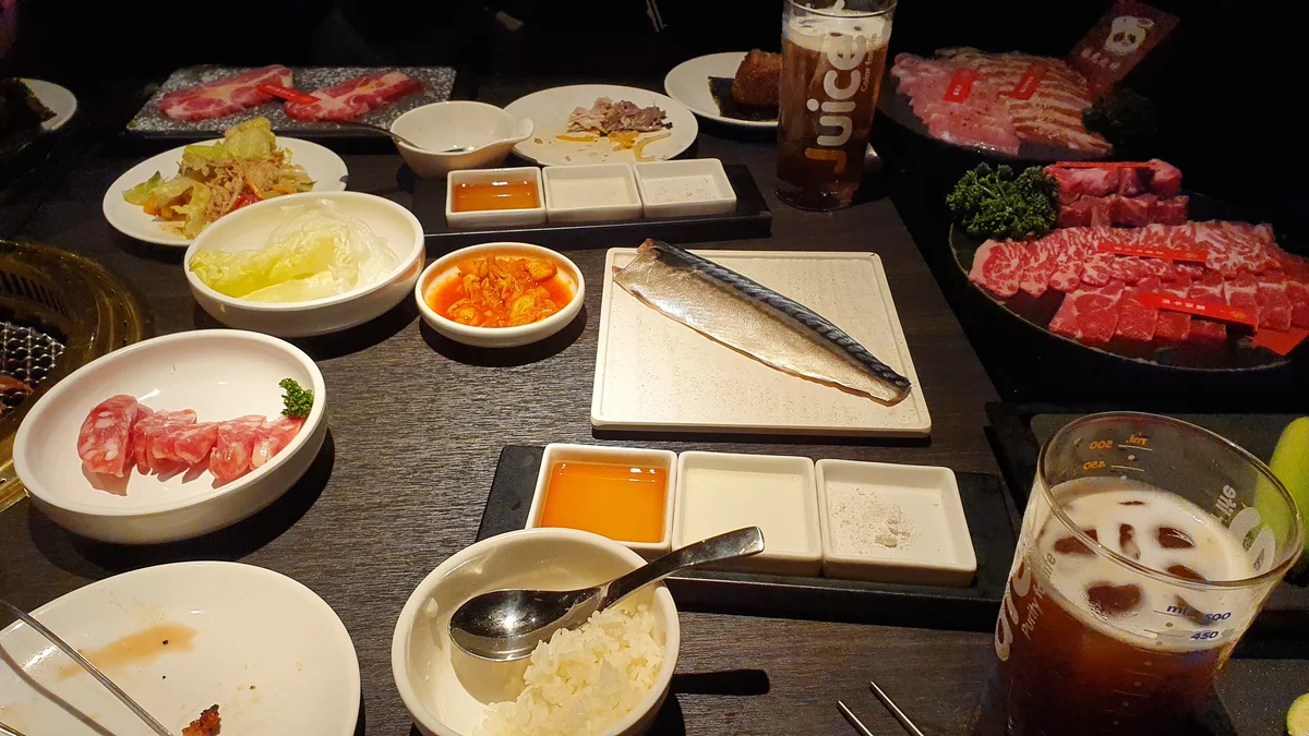 茶六燒肉堂桌面全景 鯖魚泡菜肉盤飲料