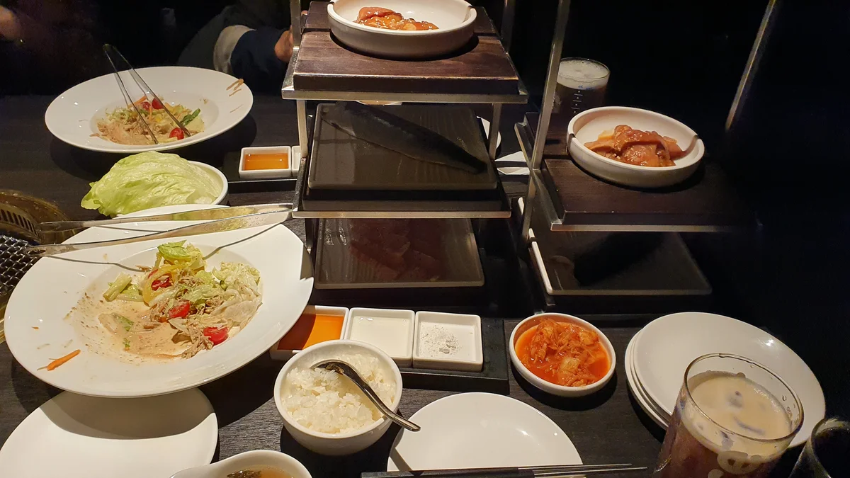 茶六燒肉堂桌面全景 沙拉配菜白飯泡菜飲料