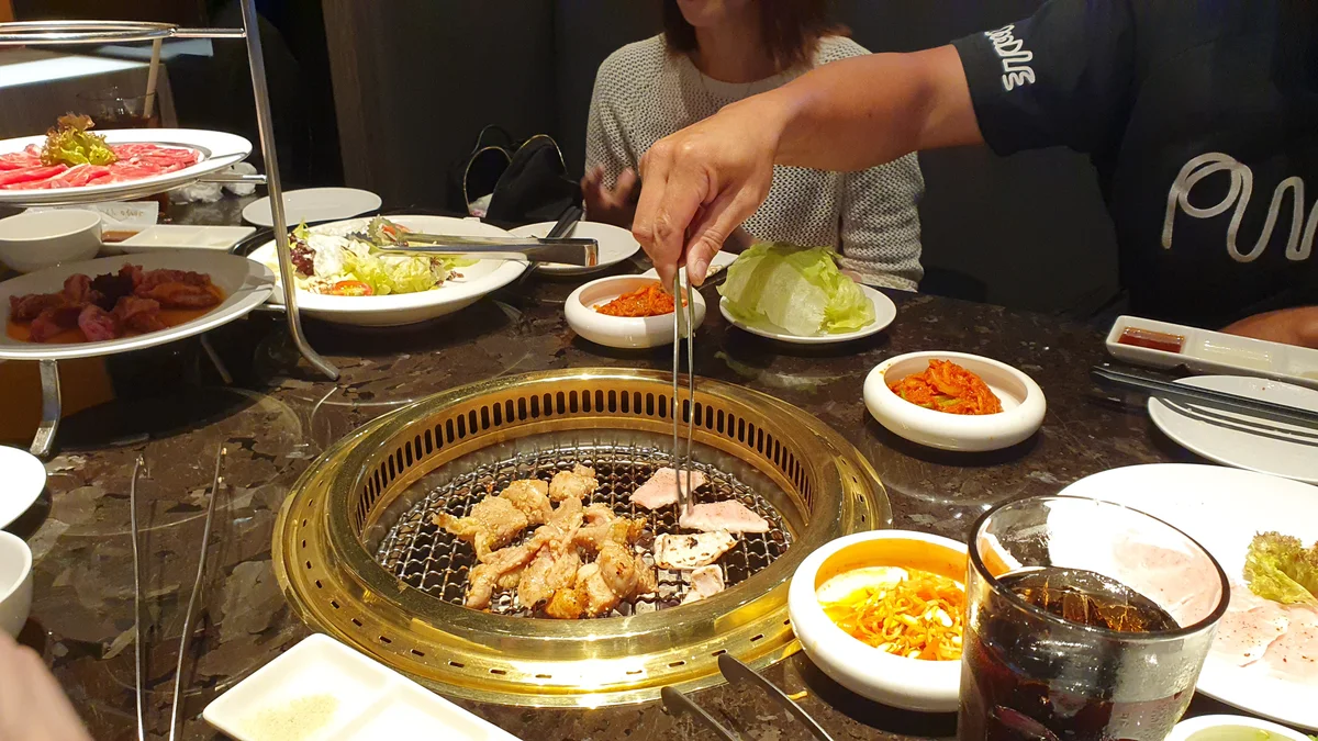 屋馬燒肉現場燒烤實拍 烤網上肉品與佐料