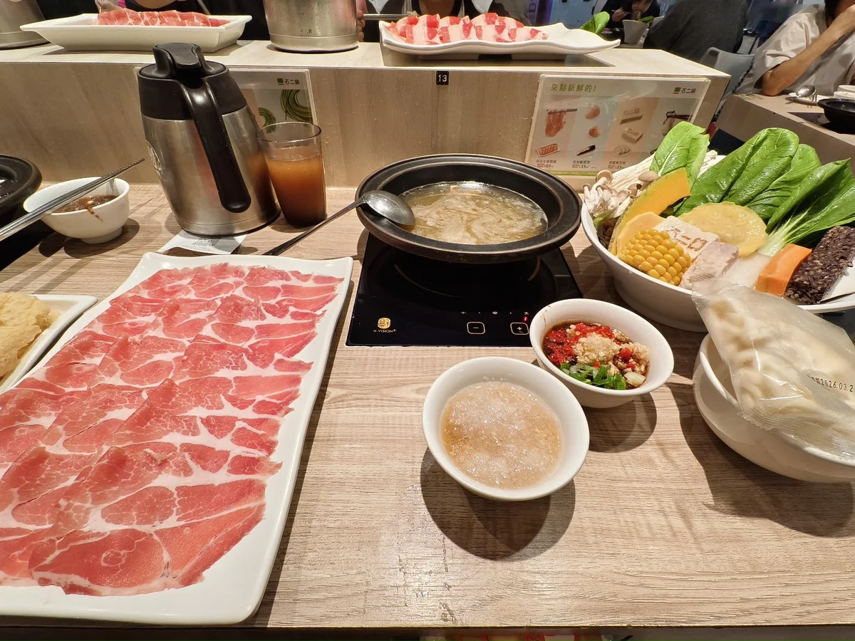 石二鍋大肉盤近拍 石頭鍋湯底與新鮮蔬菜盤