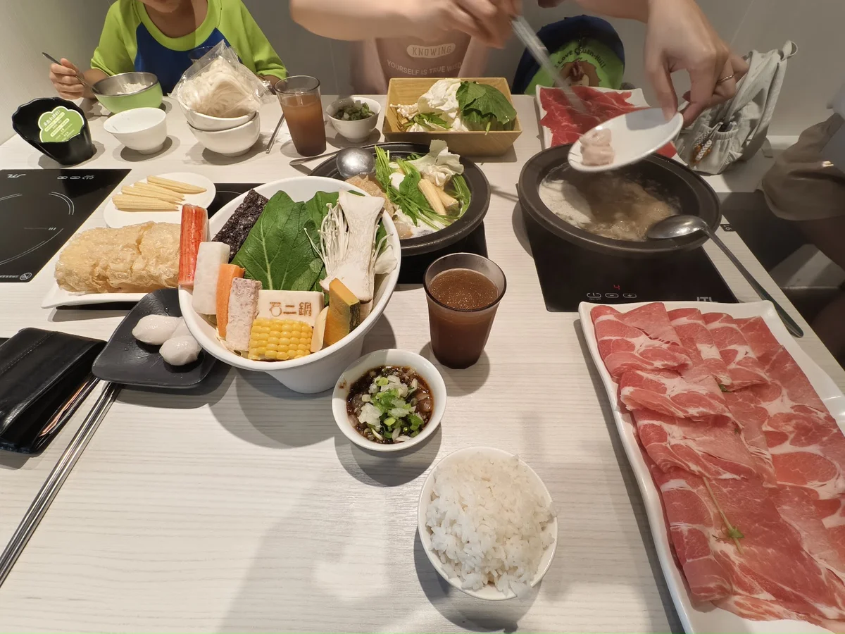 石二鍋實拍 菜盤大肉盤油條與石頭鍋全桌擺盤