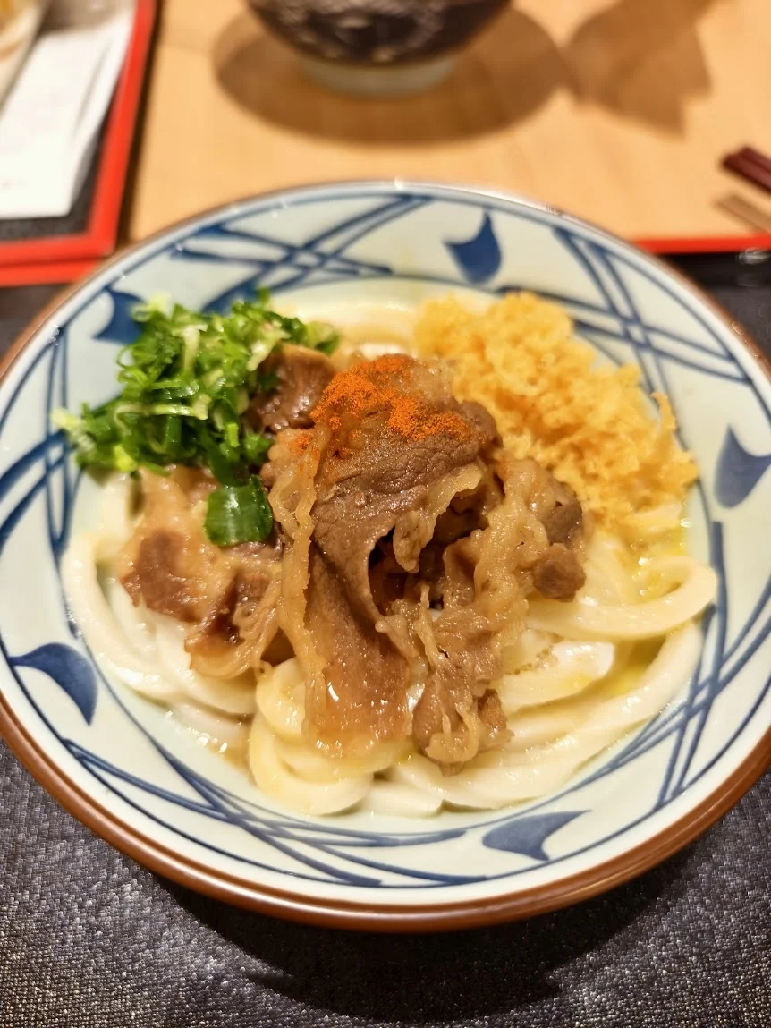 丸龜製麵牛肉烏龍麵實拍，搭配免費蔥花與天婦羅花